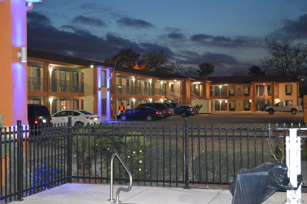 Econo Lodge Lake Charles University Area Exterior photo