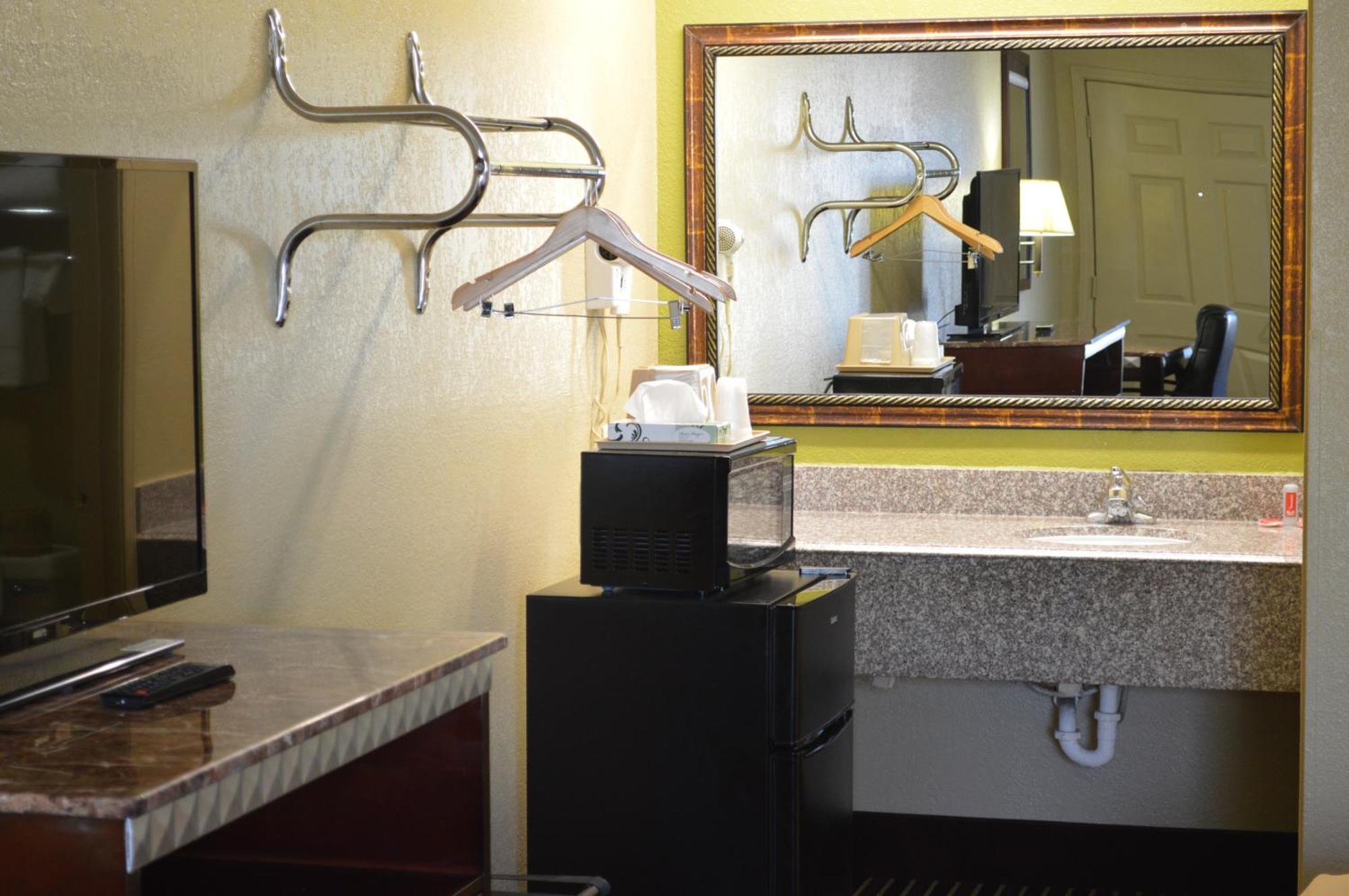 Econo Lodge Lake Charles University Area Room photo