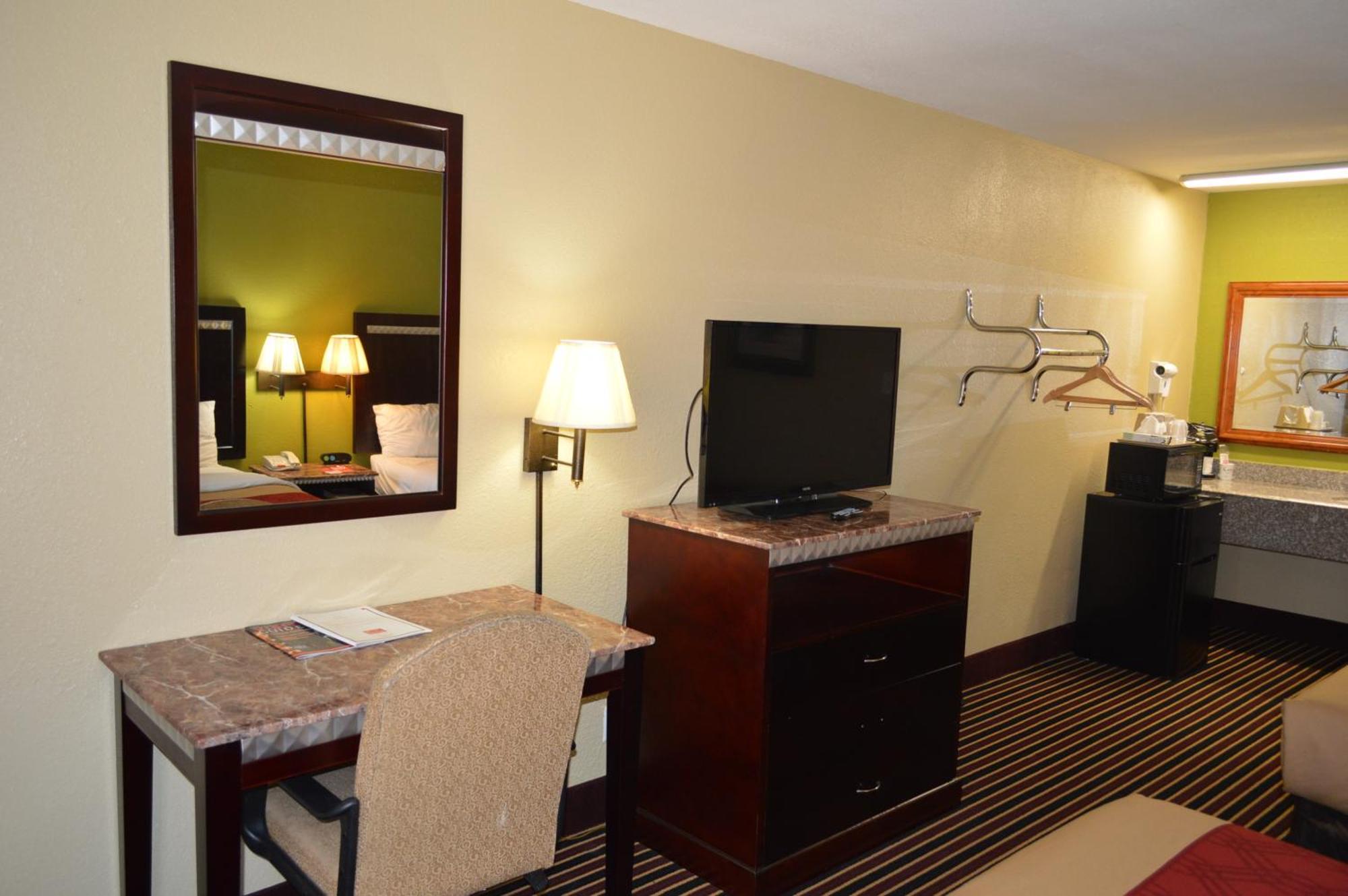 Econo Lodge Lake Charles University Area Room photo