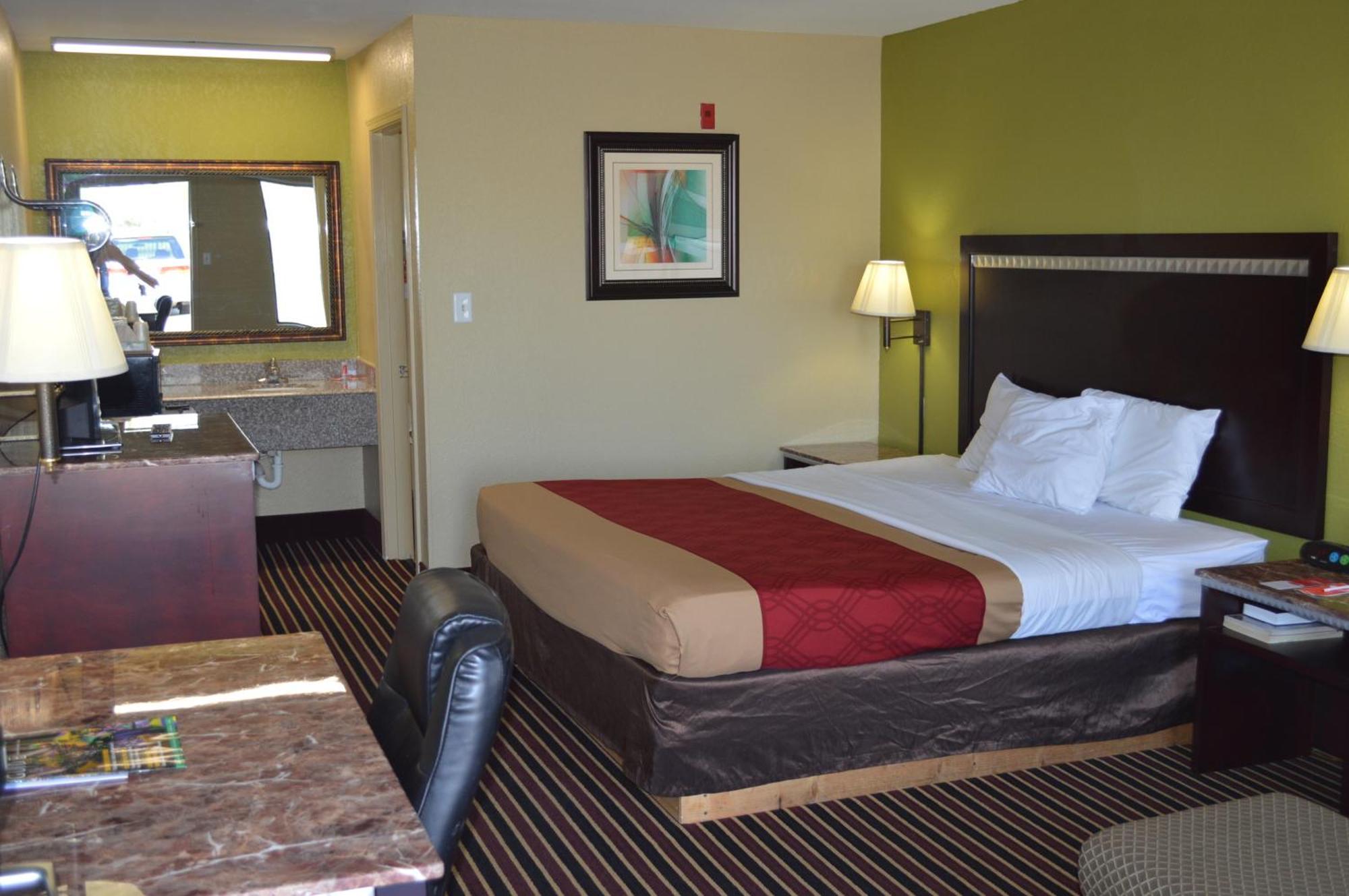 Econo Lodge Lake Charles University Area Room photo